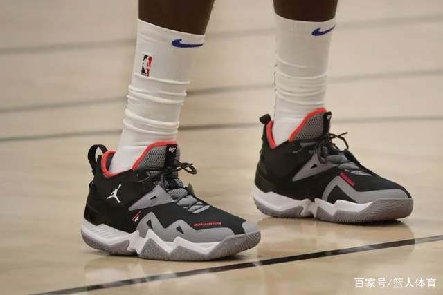 布朗尼夏联首秀9中2得到4分 湖人17号秀12中3